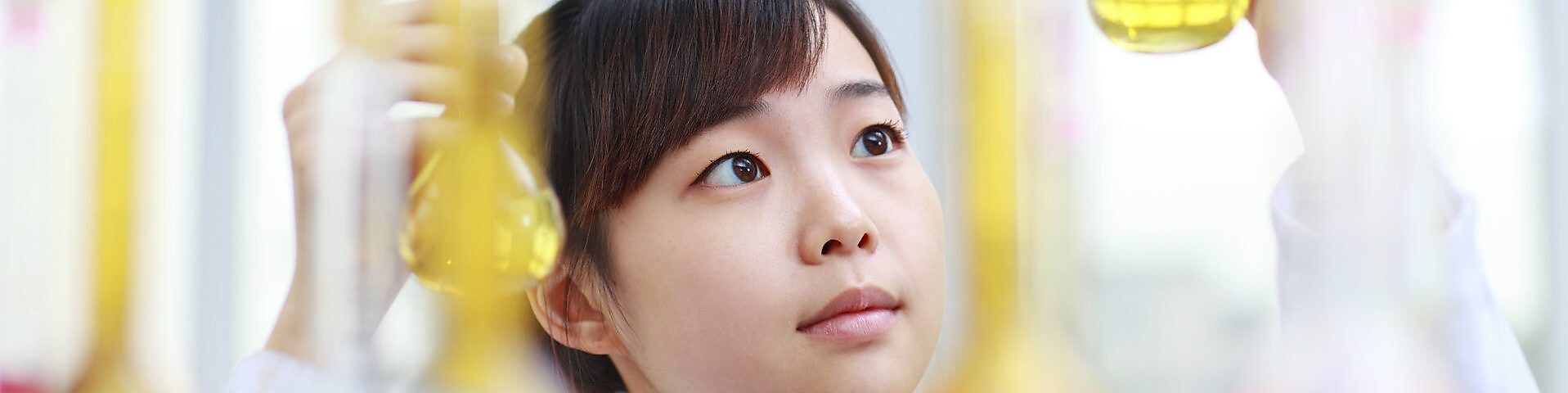 员工在实验室工作