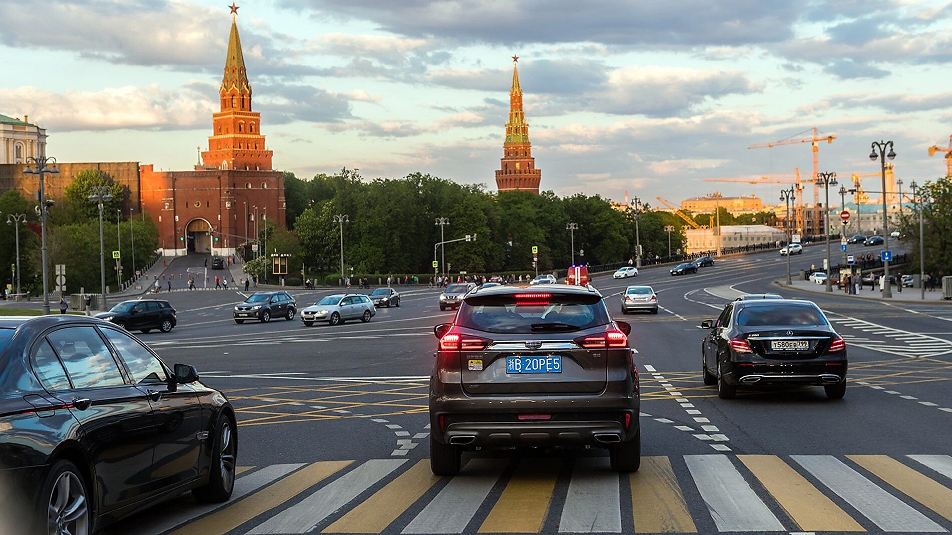 由开云助力的吉利博越车队从莫斯科启程,踏上横跨欧洲的旅程