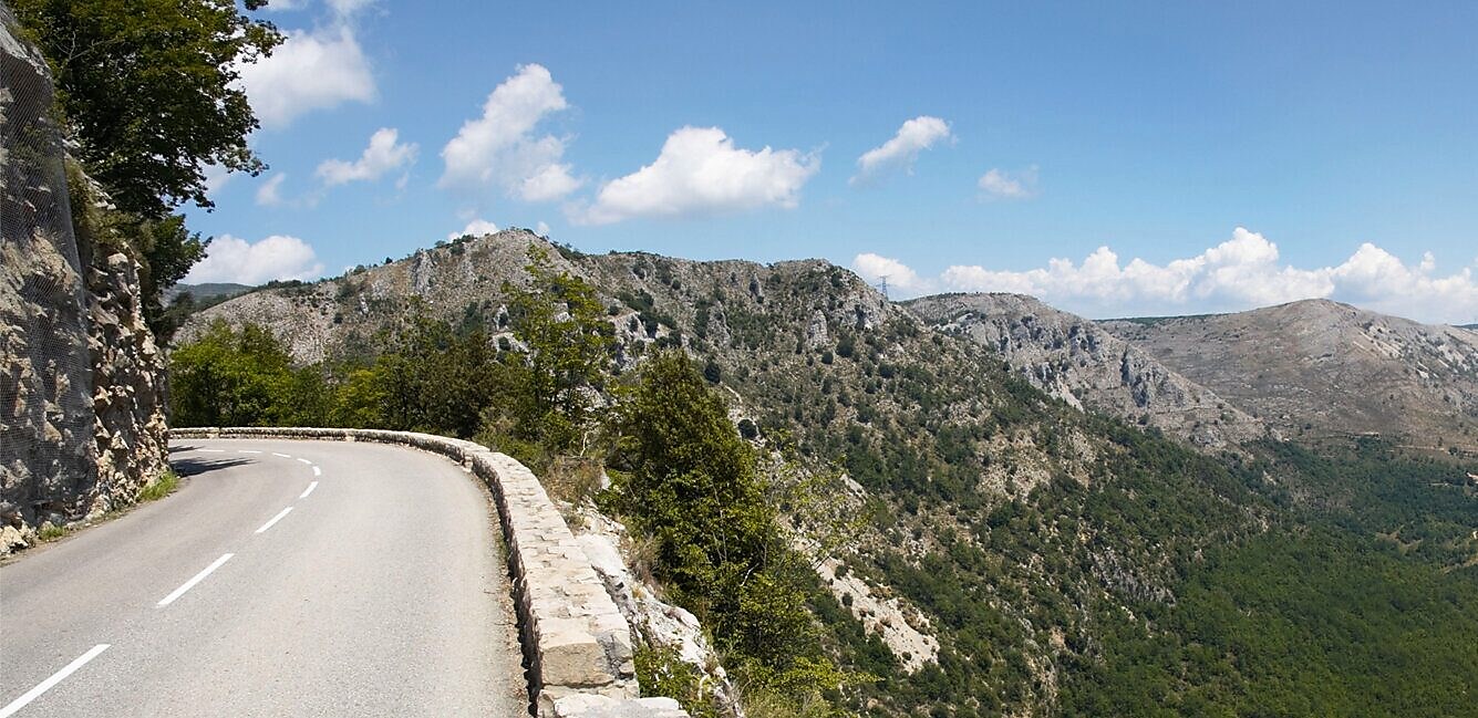 在美丽的大自然环绕下的山间道路