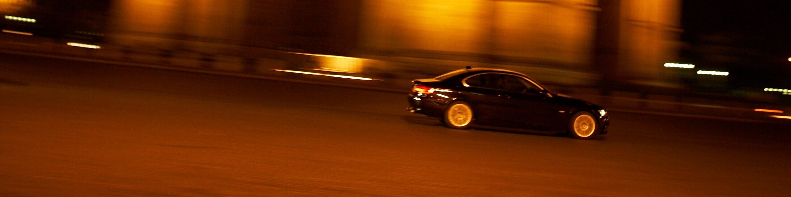 行驶在夜色中的轿车